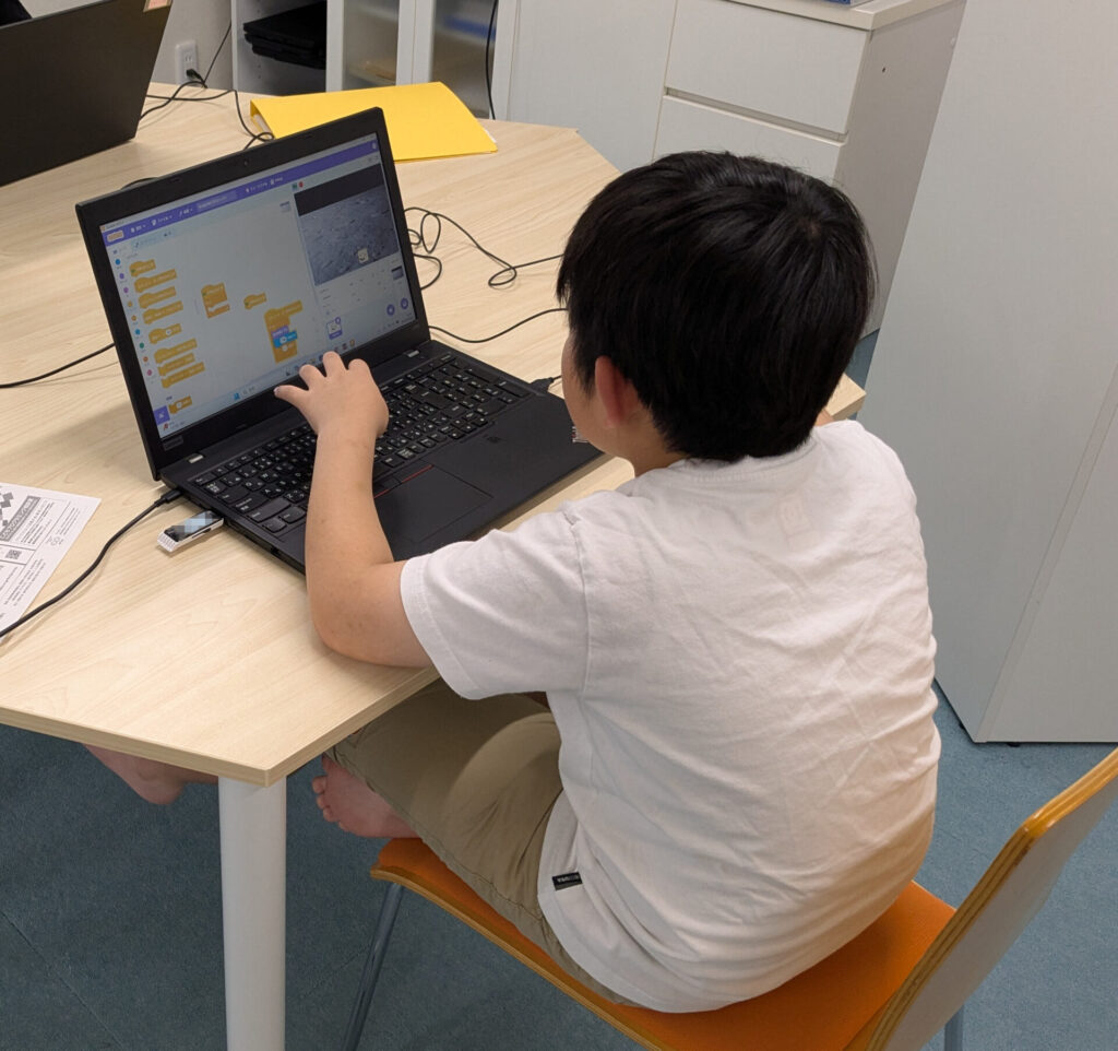 Scratchでゲーム制作中の後ろ姿